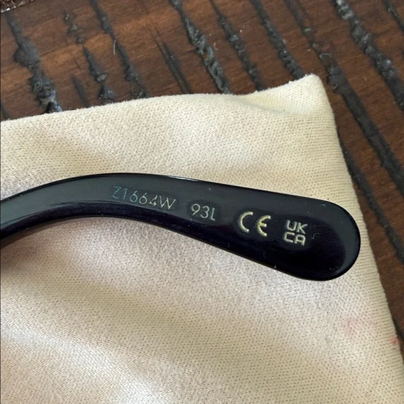 Additional video : Louis Vuitton Elegant Black and Gold moon Sunglasses. - Picture 7 of 8